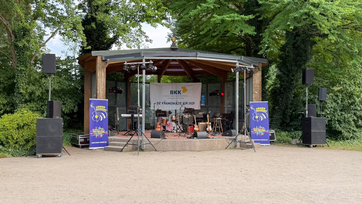 Bühnenpavillon mit Lower-Market-Bannern vor dem Konzert