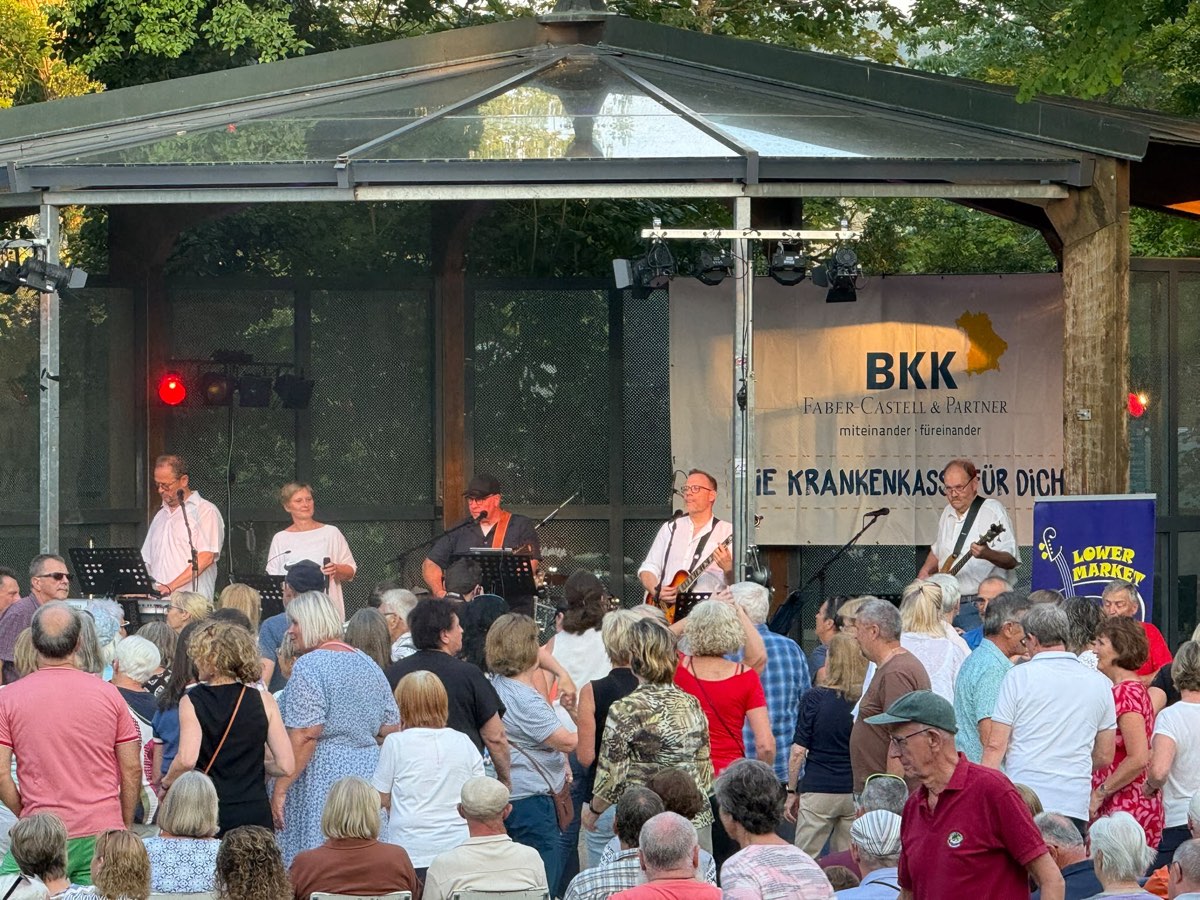 Lower Market live auf der Pavillonbühne vor tanzendem Publikum