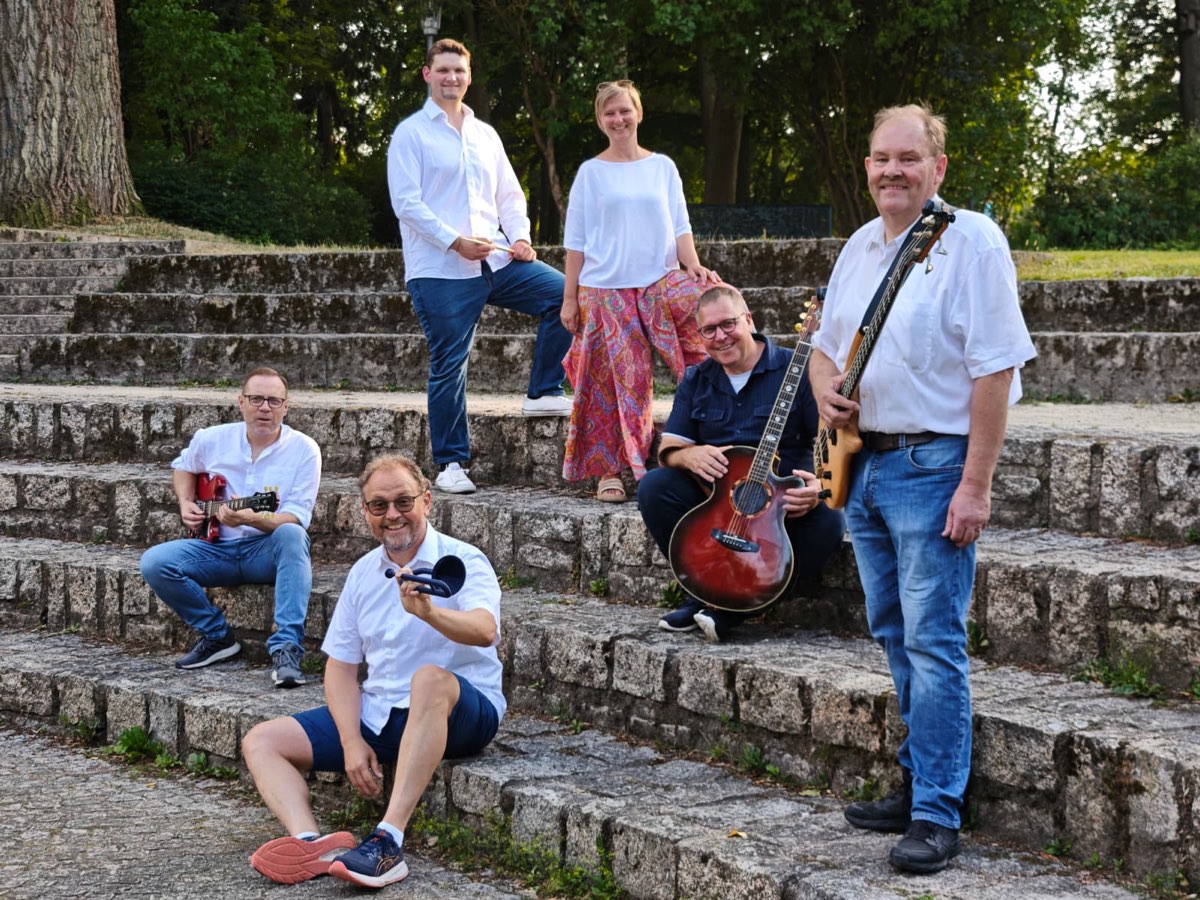 Die Band aufgereiht auf den Parkstufen, Bass im Vordergrund