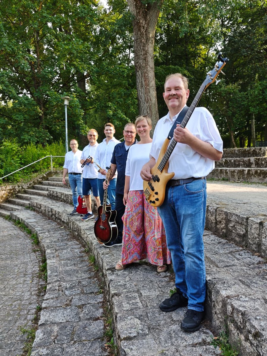 Die Band entspannt auf den Amphitheater-Stufen im Park